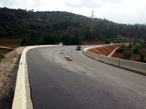 丘北公路分局完成s312線安防工程改線路段路面層鋪設(shè)