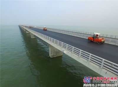 央視&ldquo;新聞聯(lián)播&rdquo;聚焦悍馬設(shè)備在珠港澳大橋上的應(yīng)用-維特根-工程機(jī)械動(dòng)態(tài)-中國路面機(jī)械網(wǎng)