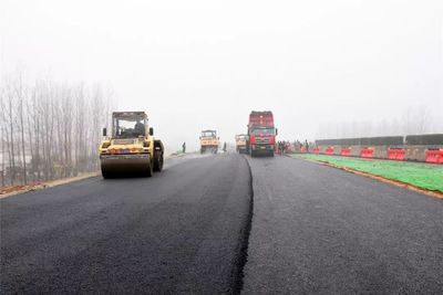 水泥路面更結(jié)實,成本還低,為何高速公路卻喜歡用瀝青路面呢?