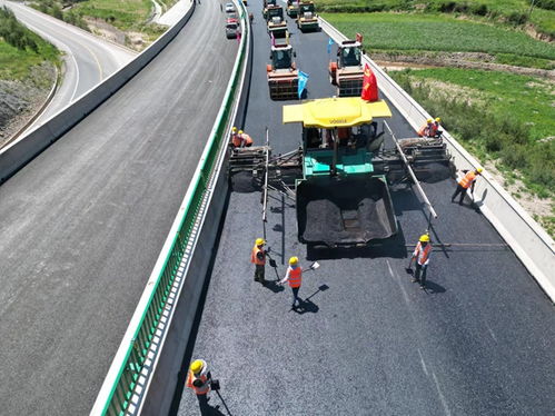 甘肅公發(fā)工程建設(shè)公司卓合一期路面項目sup 13高性能改性瀝青混凝土上面層試驗段順利鋪筑