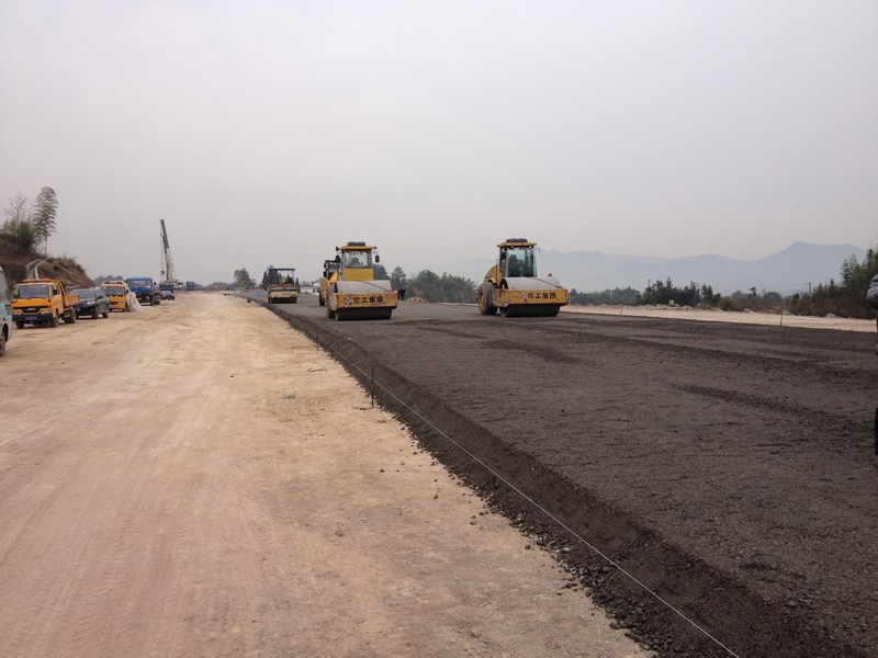 杭新景高速公路01標路面水穩底基層試驗段鋪設圓滿成功_杭.
