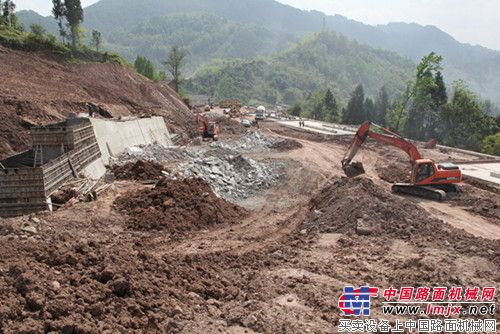 萬(wàn)利高速公路五分部展開(kāi)梁場(chǎng)基建施工-工程機(jī)械動(dòng)態(tài)-中國(guó)路面機(jī)械網(wǎng)