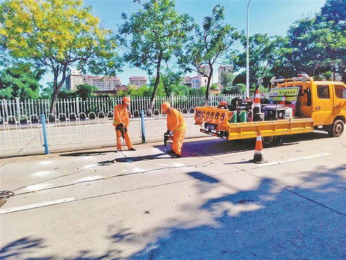 將水泥路變?yōu)r青路 同新路 白改黑 路面提升預(yù)計下月完工