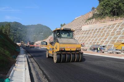 沖刺！蒼巴高速公路蒼漁段進入瀝青攤鋪作業新階段