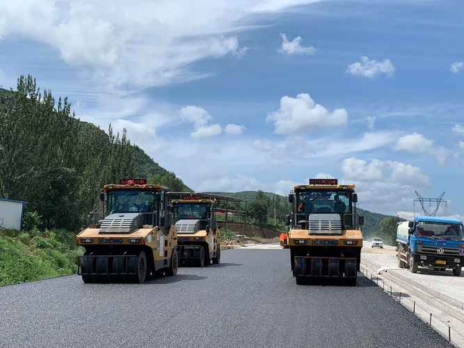 路面攤鋪壓實與路橋附屬工程勞務(wù)分包 高速公路質(zhì)量的雙重保障